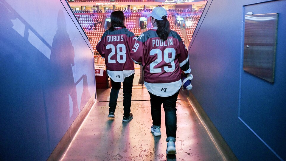 Deux supportrices de l'équipe de Montréal dans la LPHF marchent au Centre Bell.