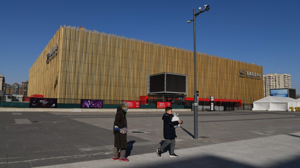 Un amphith&eacute;&acirc;tre beige.