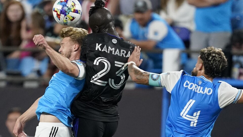 Kamara frappe le ballon de la tête entre Guzman Corujo et Kamil Jozwiak.