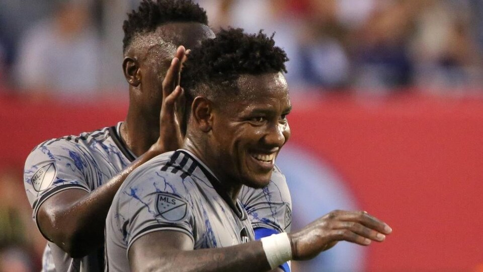 Le joueur de soccer Romell Quioto célèbre un but.