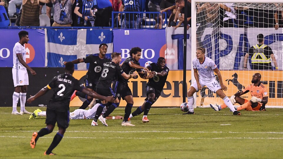 Les joueurs célèbrent.