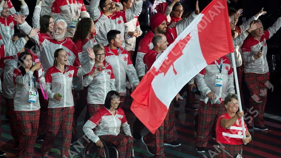 La Chef de Mission Chantal Petitclerc mène la délégation canadienne aux cérémonies d'ouverture des Jeux du Commonwealth de 2014 à Glasgow
