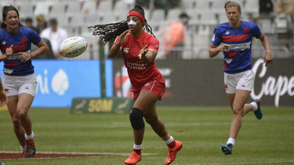 Elle passe le ballon.