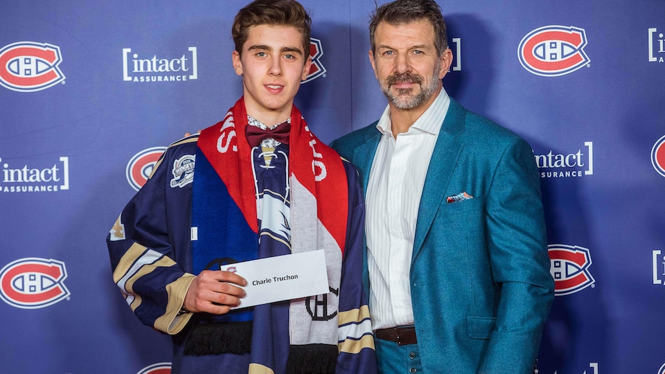 Charle Truchon debout avec Marc Bergevin