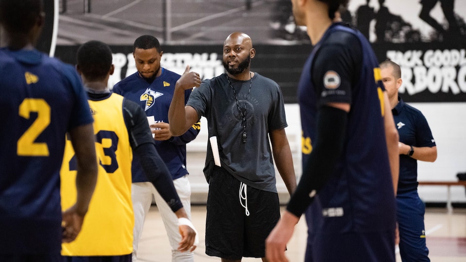 Des entraîneurs donnent des consignes pendant un entraînement de basketball.