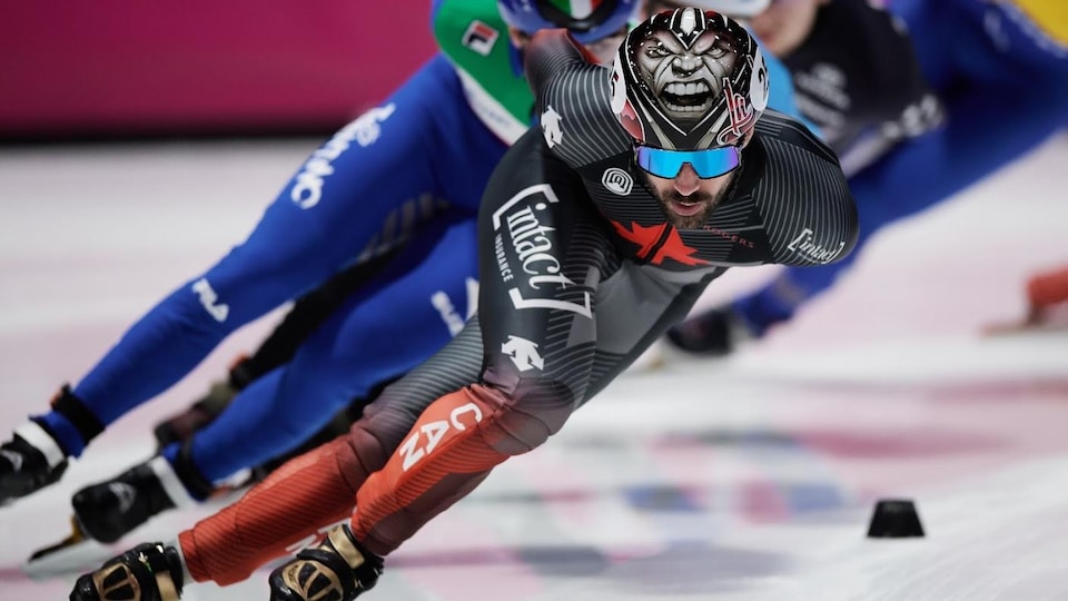 Il patine en tête pendant une 1500 m.