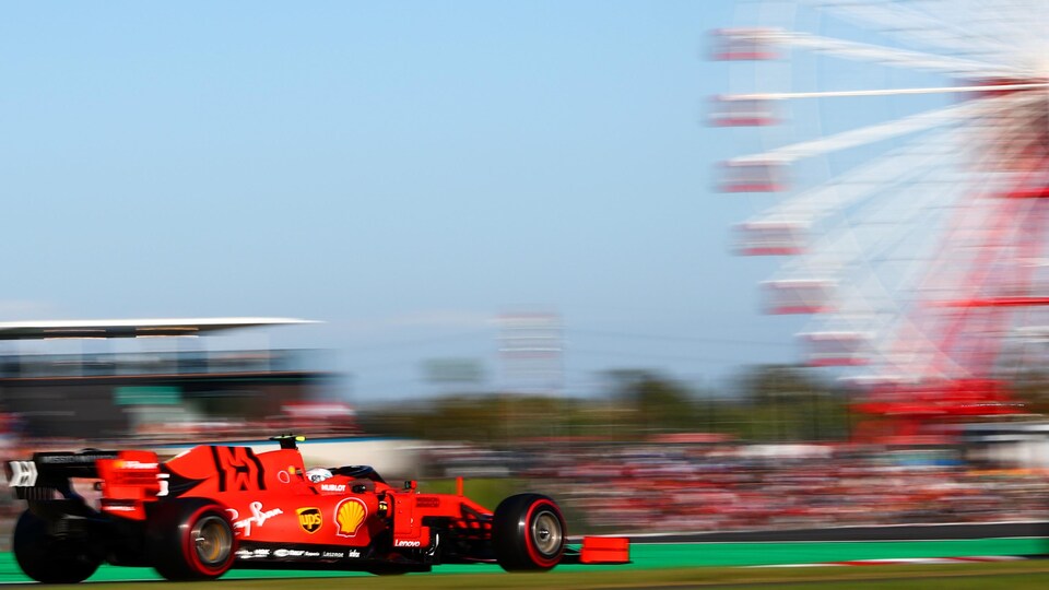 Charles Leclerc roule sur le circuit de Suzuka.