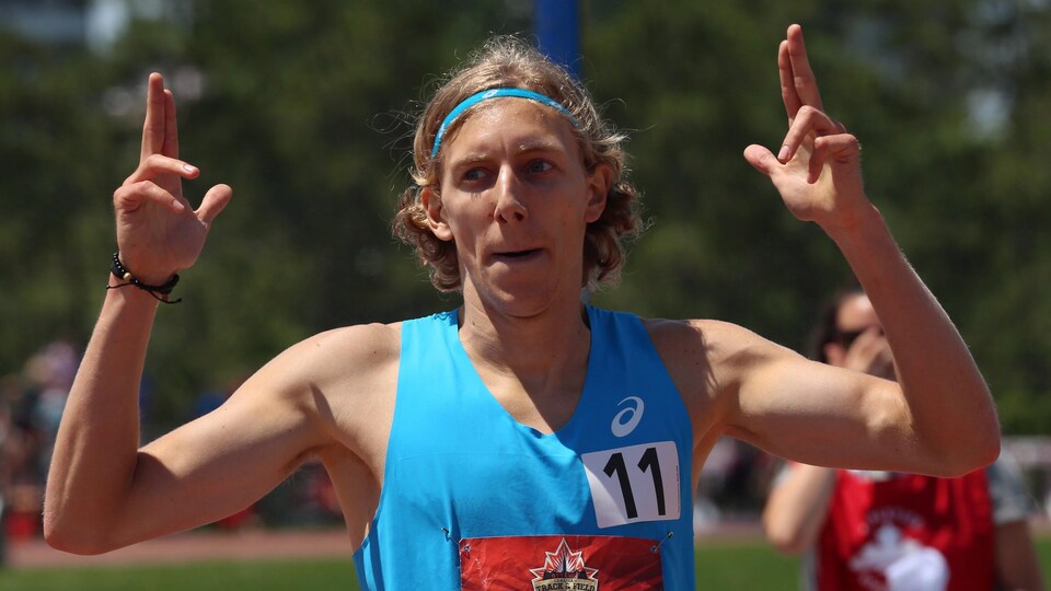 Charles Philibert-Thiboutot les bras dans les airs après sa victoire au 1500 m des Championnats canadiens