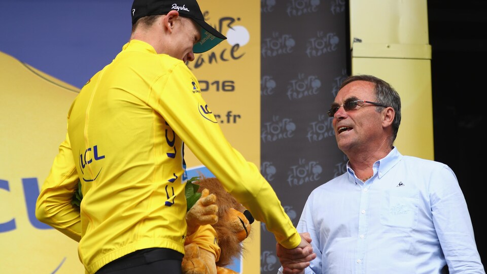 Bernard Hinault félicite Chris Froome (en jaune) lors du Tour de France de 2016.