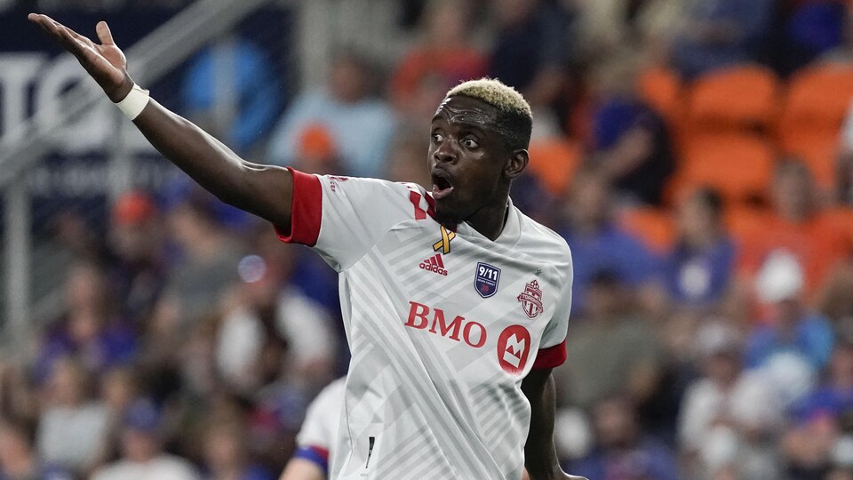 Chris Mavinga signale à un arbitre lors d'un match du Toronto FC.