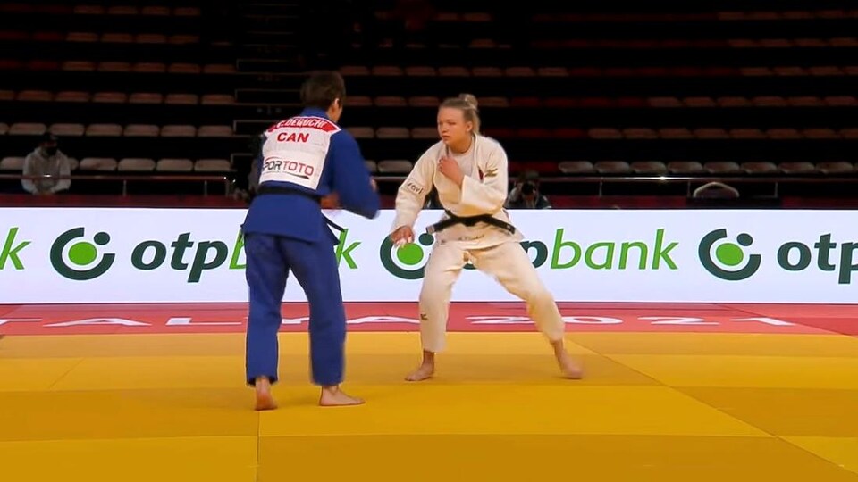 Christa Deguchi (de dos, en bleu) face à Jessica Klimkait