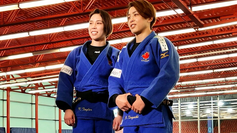 Deux judokas canadiennes sur un tatami posent pour la photo.