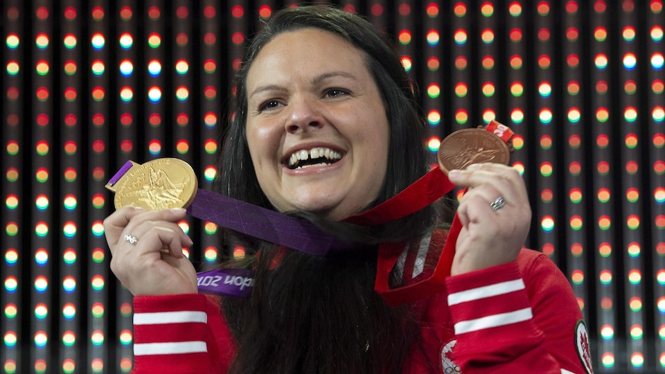 Christine Girard avec ses deux médailles olympiques