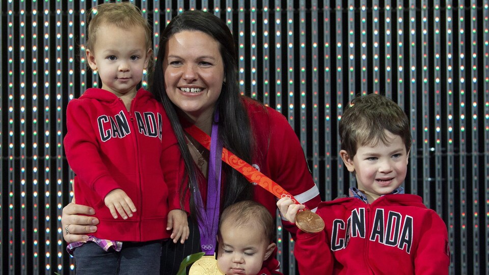 Christine Girard avec ses trois enfants