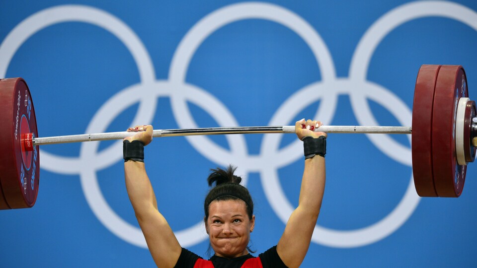 Christine Girard soulève une barre aux Jeux olympiques de Londres.