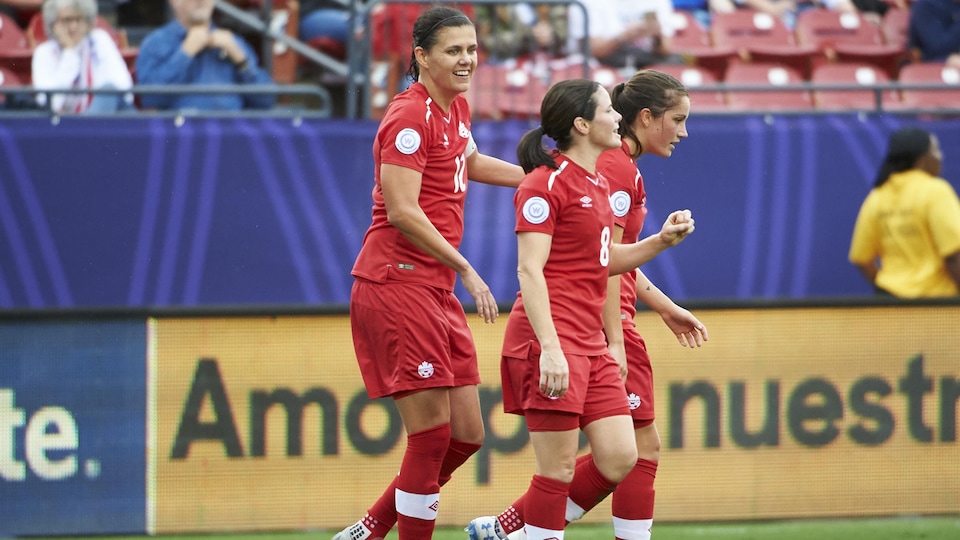 Christine Sinclair (à gauche)
