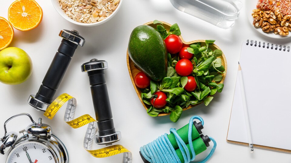 Des aliments, de l'équipement d'entraînement, du papier, un crayon et une horloge