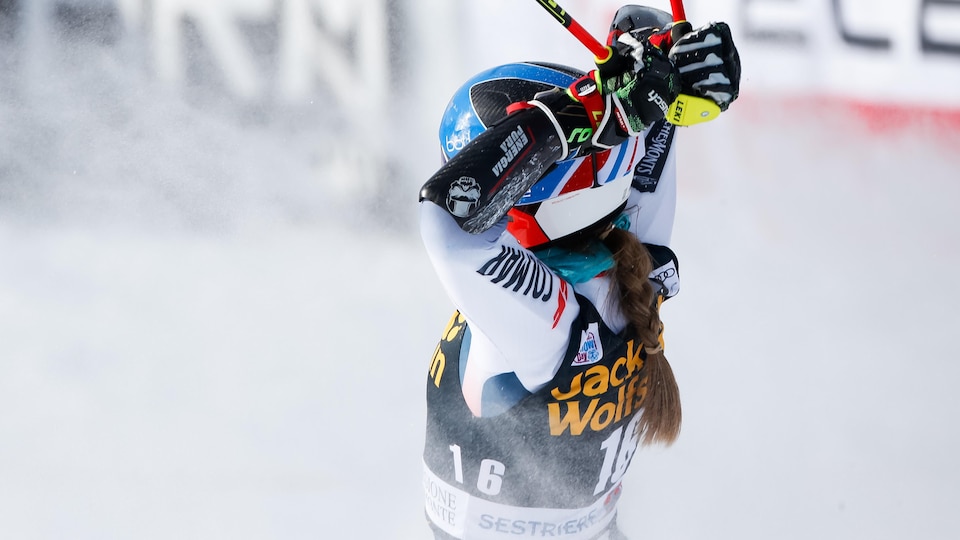 Clara Direz gagne le premier slalom géant parallèle féminin de l