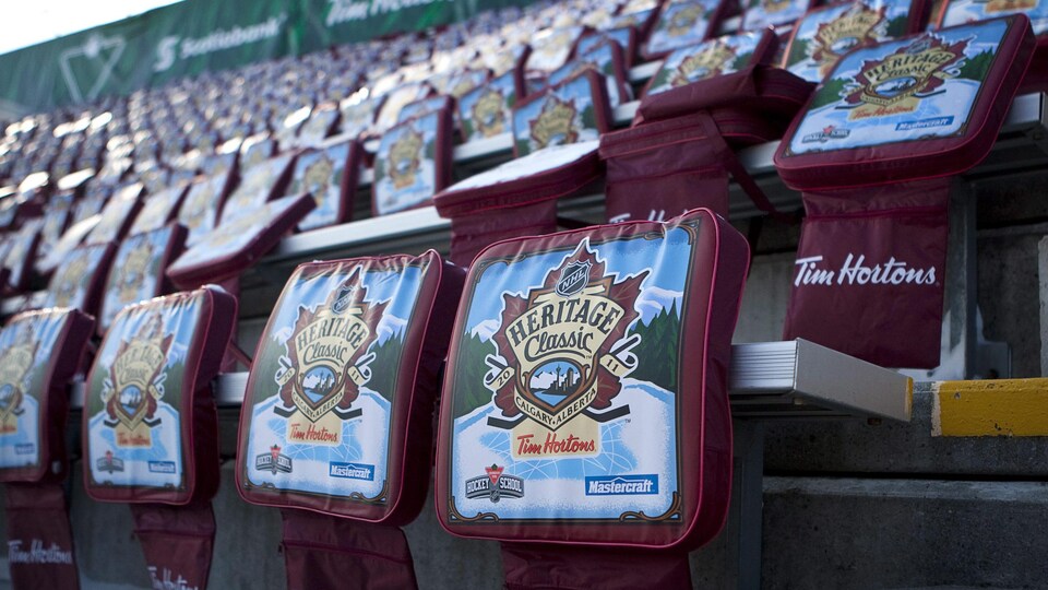 Des coussins ont été déposés sur chaque siège du stade extérieur de l'édition 2011 de la Classique héritage.