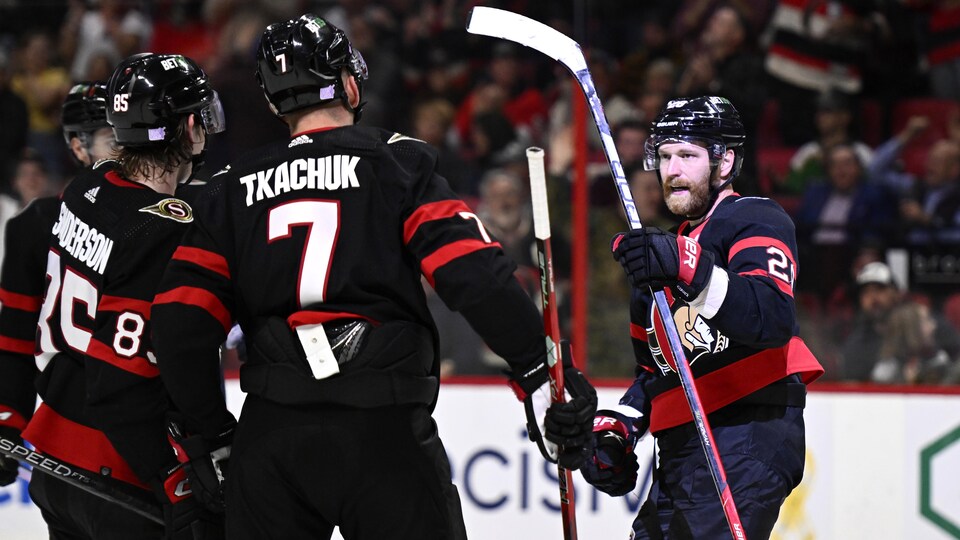 Claude Giroux célèbre un but avec son capitaine.