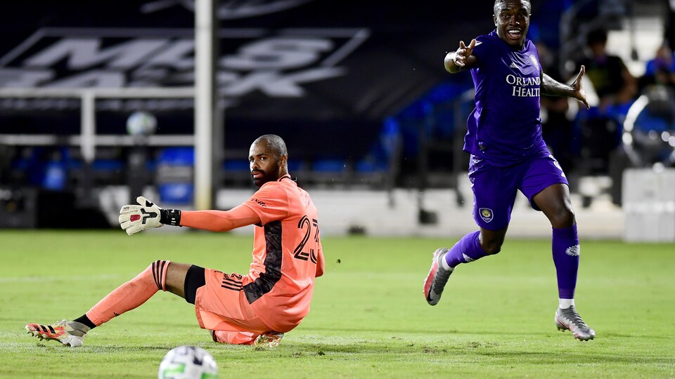 Diop, au sol, regarde aussi le ballon.