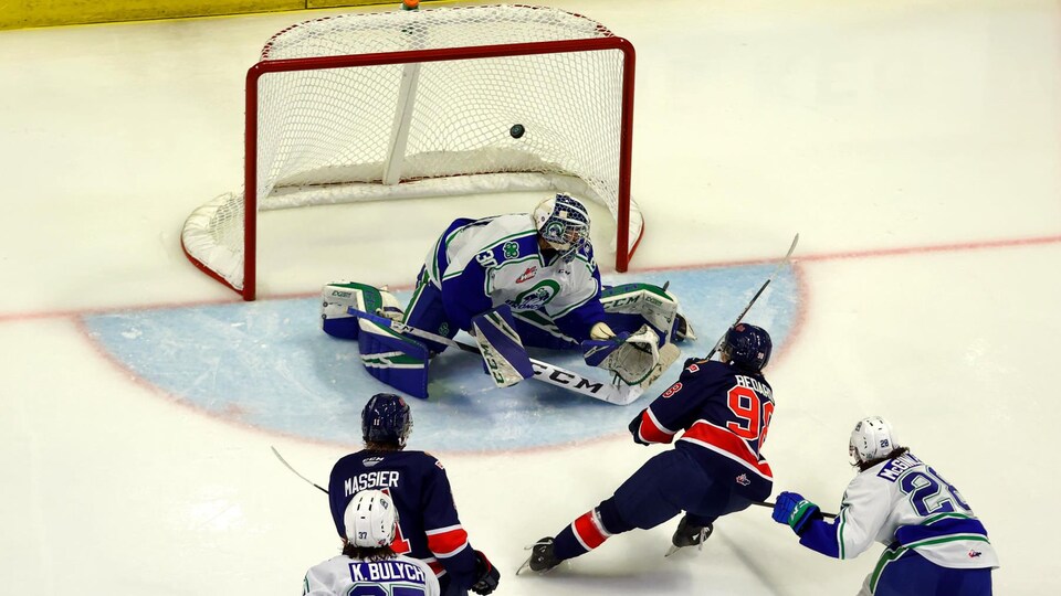 Connor Bedard, en échappée, déjoue le gardien des Broncos de Swift Current.
