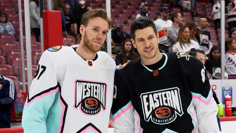 Deux joueurs de hockey posent pour la caméra avant un match des étoiles.