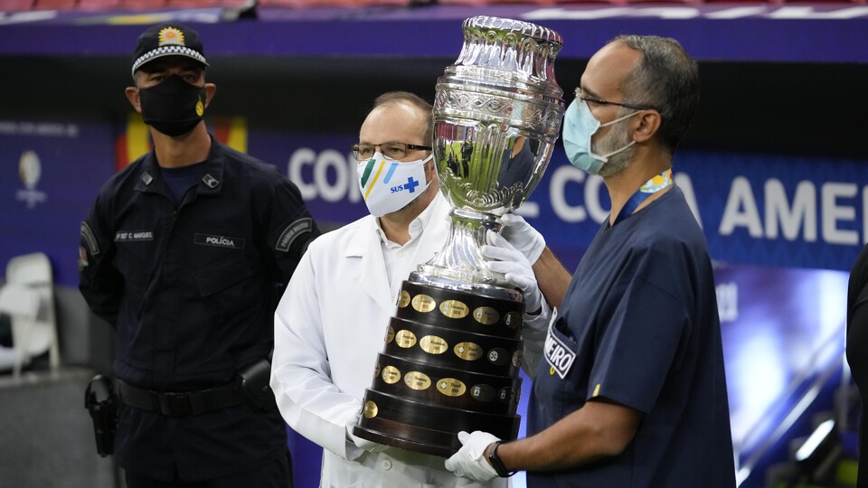 Ils le portent avant un match à Brasilia.
