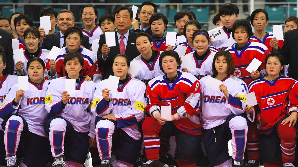 Les deux équipes de la Corée au Championnat mondial de hockey féminin division 2, en avril 2017.