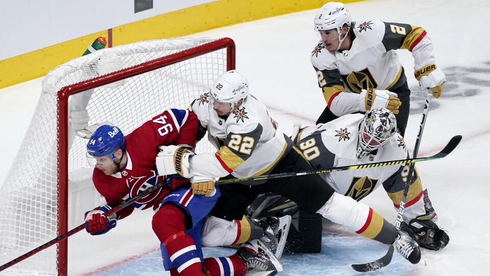 Corey Perry se fait frapper devant le filet adverse.