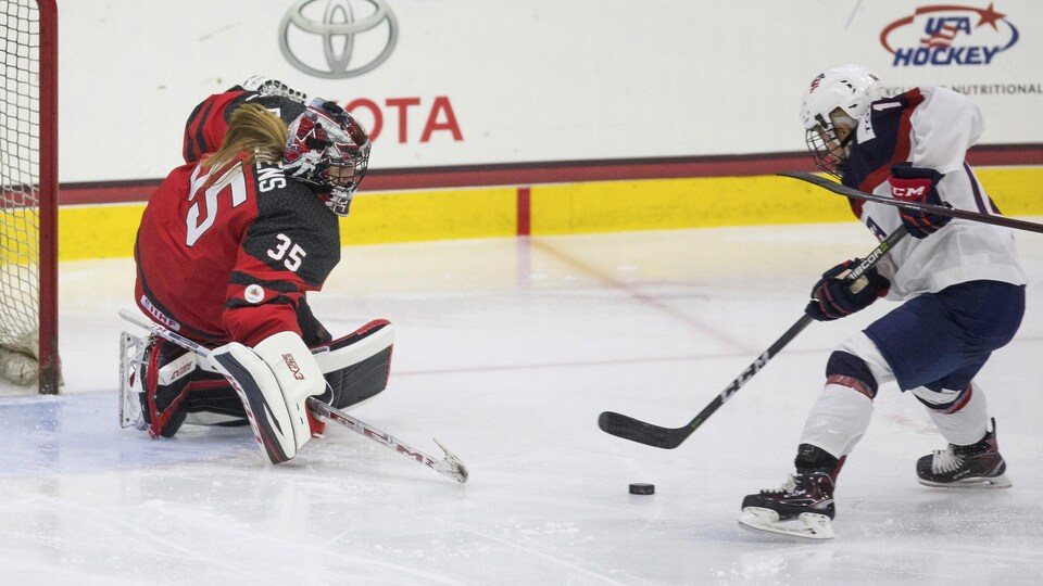 Ann-Renee Desbiens (no 35) et Brianna Decker