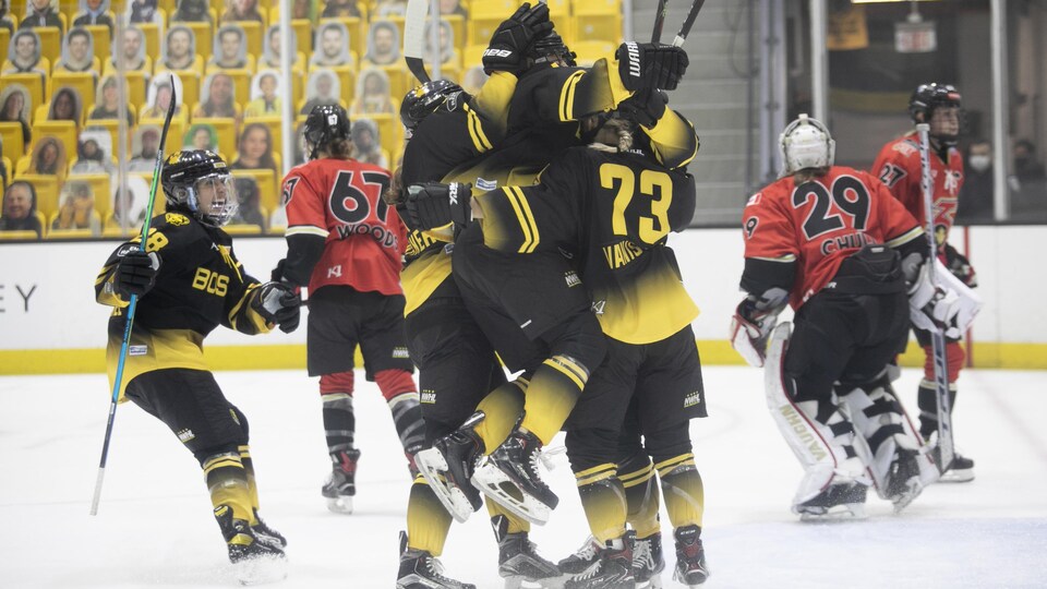 Les joueuses du Pride de Boston célèbrent avec leur coéquipière Tereza Vanisova qui a inscrit le premier but du match.