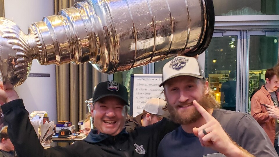 Phil Laplante tient la Coupe Stanley au bout de ses bras lors d'une fête à l'hôtel.