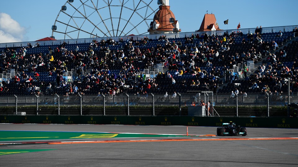 Il aborde un virage sur le circuit.