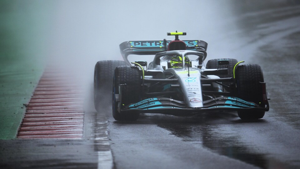 Lewis Hamilton négocie un virage nappé de flaques d'eau.