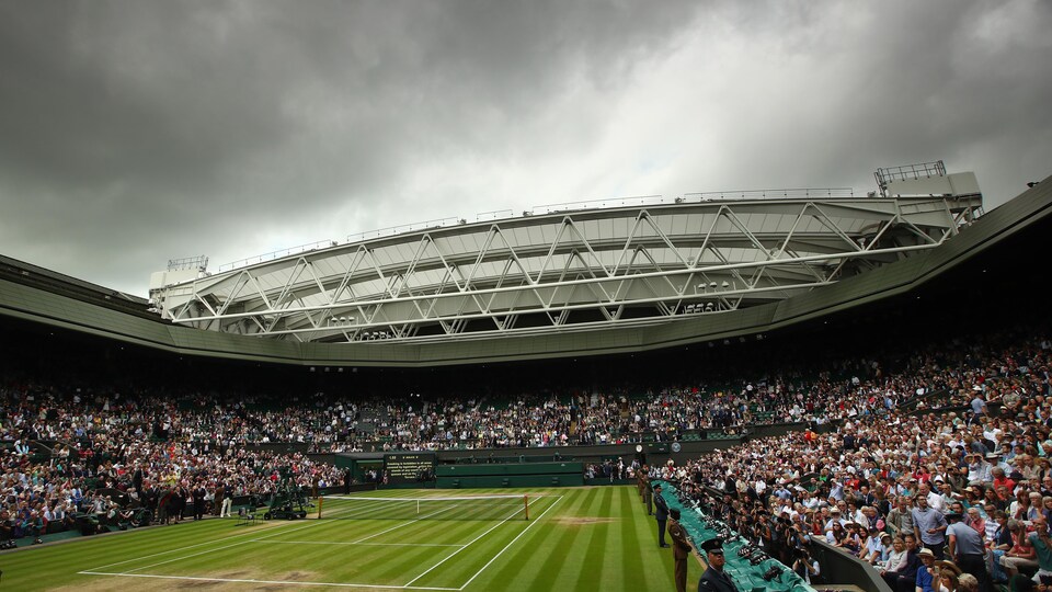 Le court central de Wimbledon avec un ciel couvert