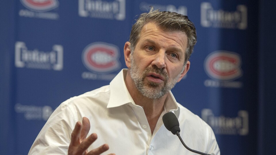 Le directeur général du Canadien fait son bilan de la période des échanges au podium du Centre Bell.