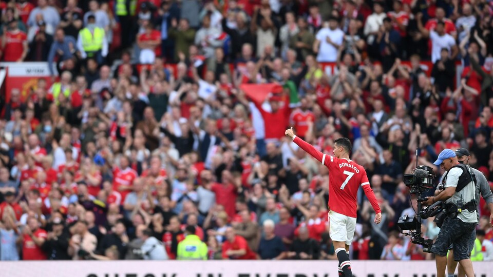 Cristiano Ronaldo salue la foule en montrant le pouce gauche.