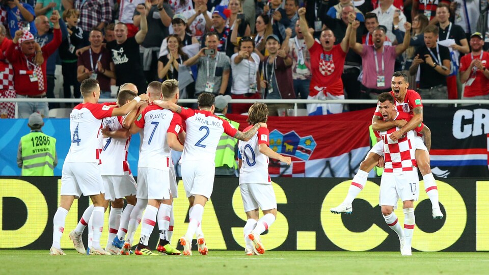 Dejan Lovren saute sur le dos de Mario Mandzukic après le premier but croate.
