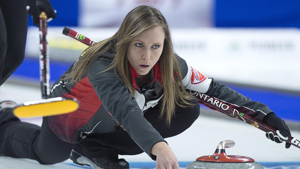 L'Ontarienne Rachel Homan lance une pierre contre la Saskatchewan en demi-finale du Tournoi des cœurs.