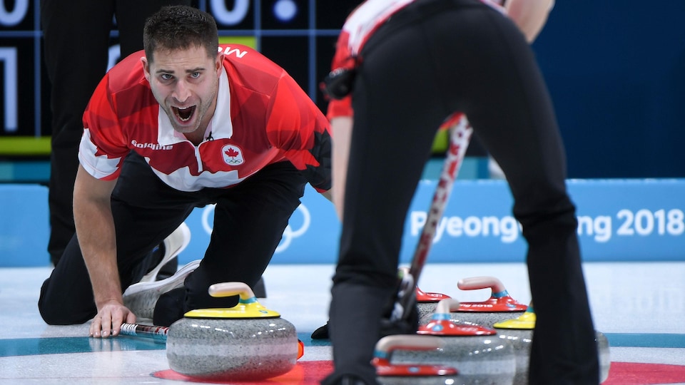 John Morris donne des instruction à sa coéquipière Kaitlyn Lawes pendant un match.