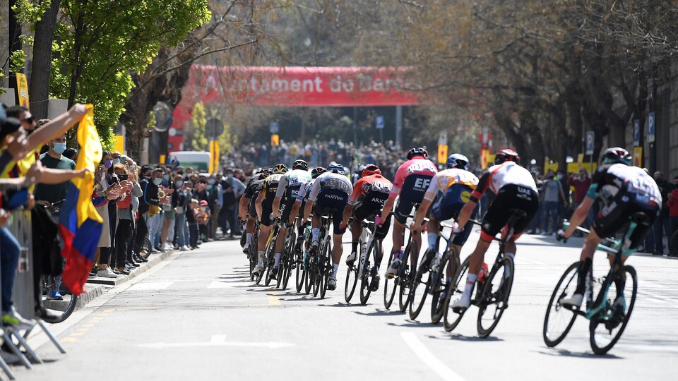 Des cyclistes prennent un virage.