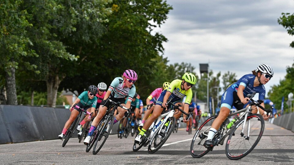 La cycliste Britanie Cauchon dans le peloton de tête lors d'une course sur route