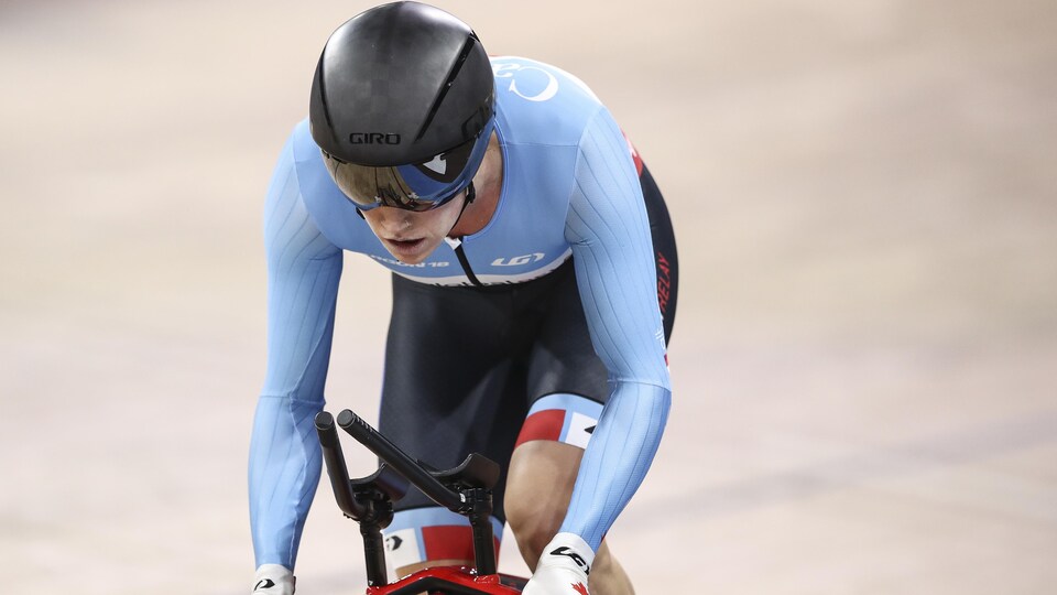 Elle pédale sur la piste aux Jeux olympiques de Tokyo.