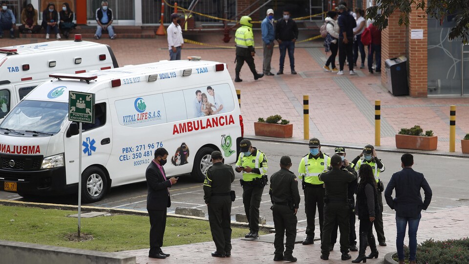 Des ambulanciers devant l'urgence d'un hôpital