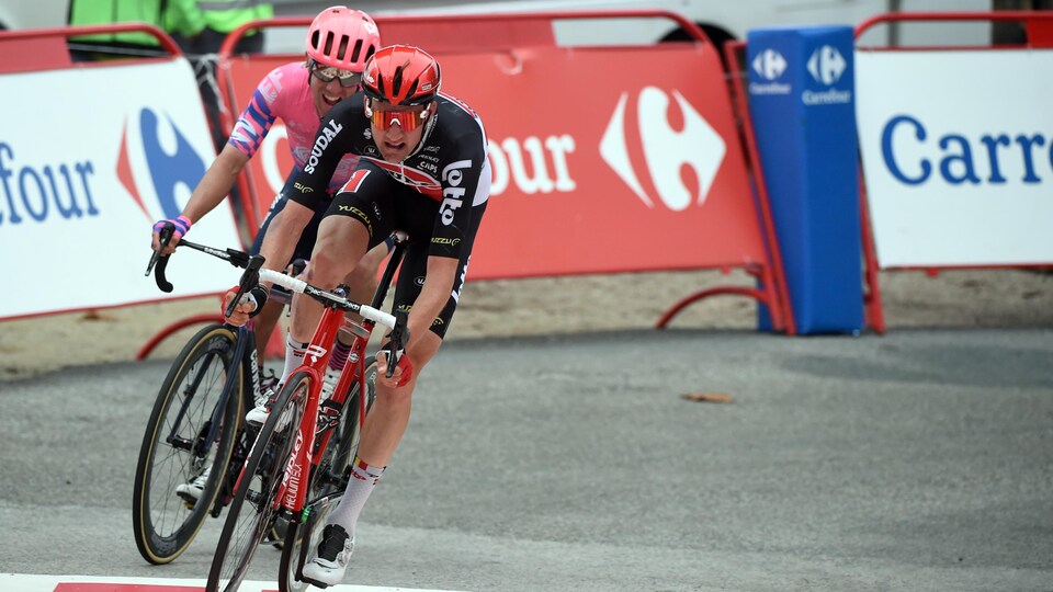 Deux cyclistes se font la lutte dans le sprint final.
