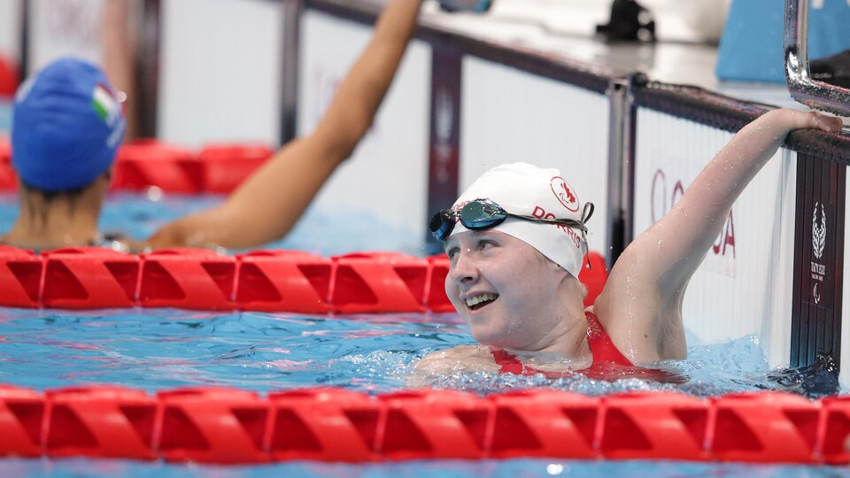 Danielle Dorris, souriante, dans une piscine olympique.