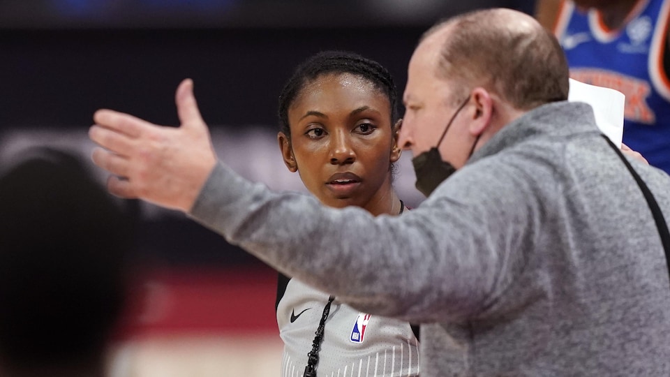 L'arbitre écoute l'argument de l'entraîneur Tom Thibodeau, des Knicks de New York.