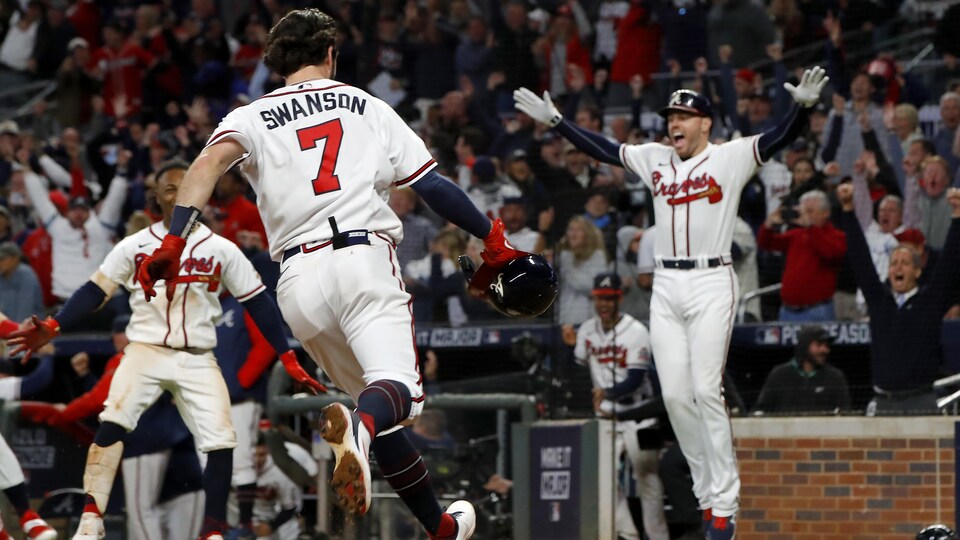 Dansby Swanson s'apprête à rentrer au marbre pour donner la victoire aux Braves d'Atlanta.