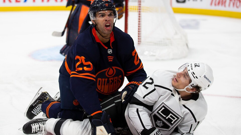Darnell Nurse fait voir son mécontentement après avoir écopé d'une punition à l'endroit de Trevor Moore des Kings, lors d'un match disputé à la Place Rogers d'Edmonton, le 2 mai 2022.